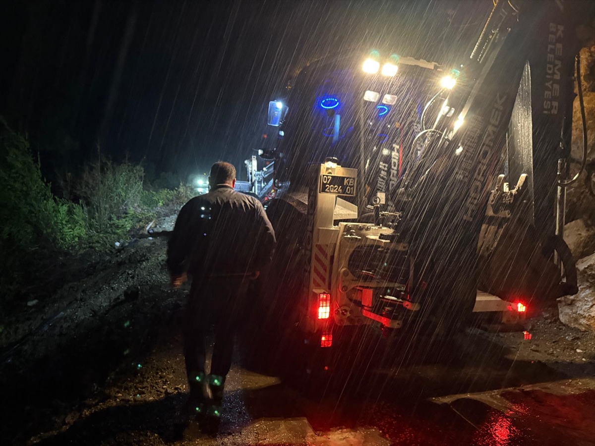 ANTALYA (AA) – Antalya'nın Kemer ilçesindeki sağanakta istinat duvarının çökmesi