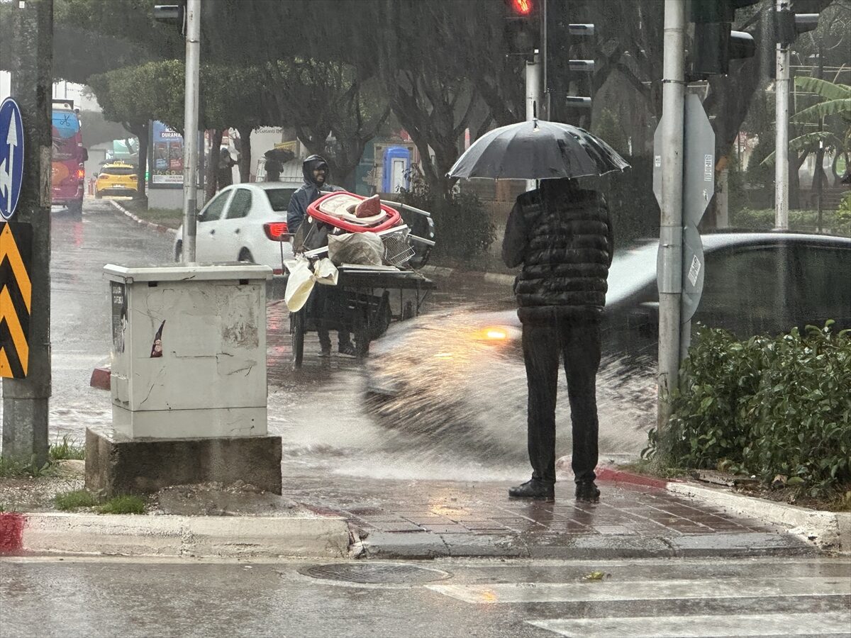 ANTALYA (AA) – Antalya'da kuvvetli yağış ve fırtına hayatı olumsuz