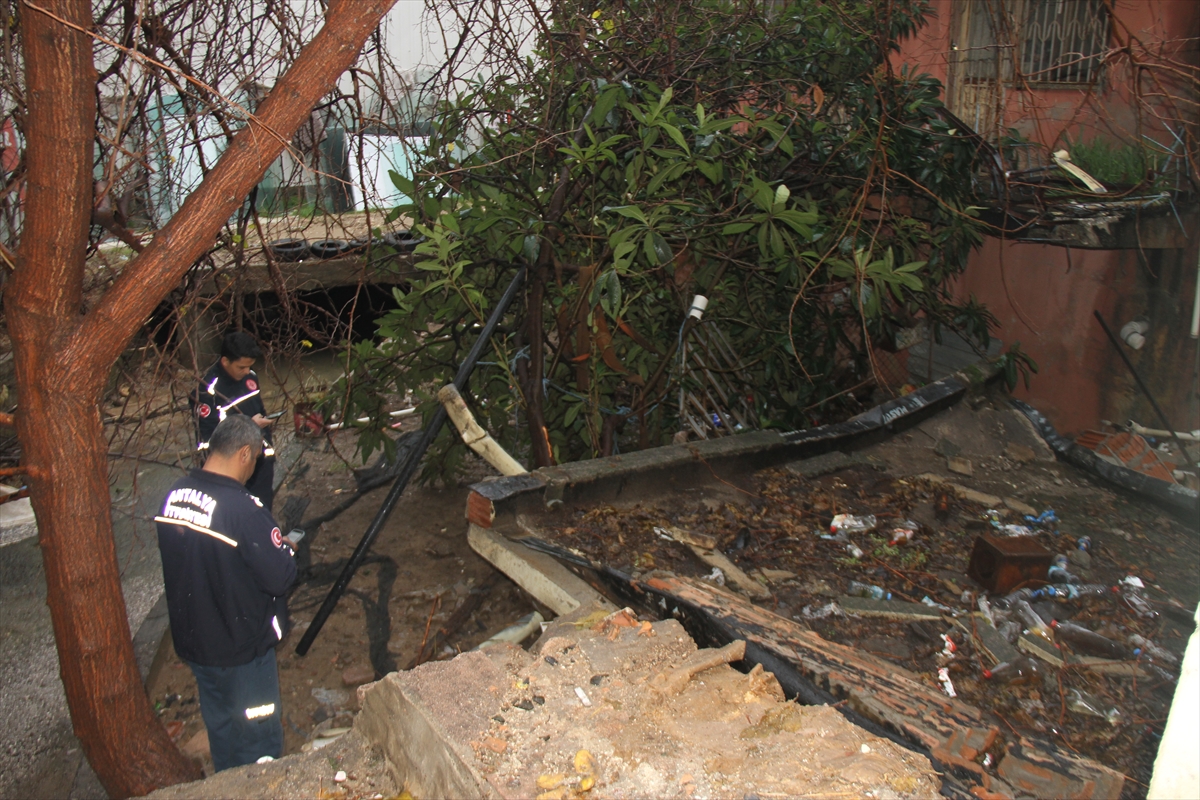ANTALYA (AA) – Antalya'nın Serik ilçesinde etkili olan sağanak nedeniyle