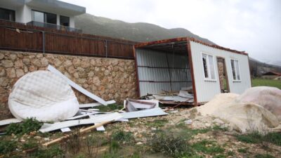 - Manavgat ilçesinde bir konteynerin sürüklenmesi nedeniyle içindeki bir kişi