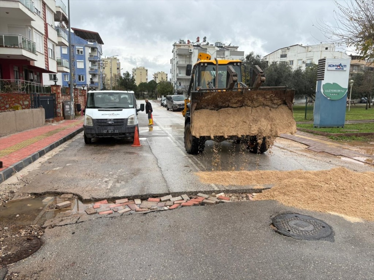 ANTALYA (AA) – Antalya'nın Konyaaltı ilçesinde fırtına ve yağıştan etkilenen