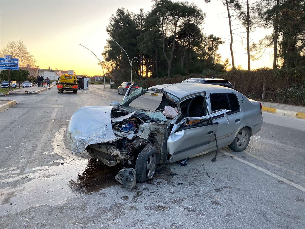 ANTALYA (AA) – Antalya'nın Serik ilçesinde yolcu midibüsüyle otomobilin çarpışması