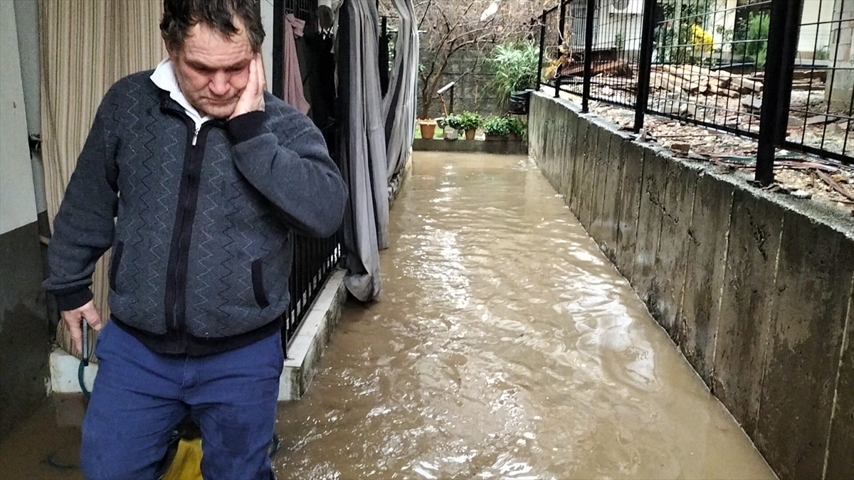 ANTALYA (AA) – Antalya'nın Manavgat ilçesinde etkili olan sağanak nedeniyle