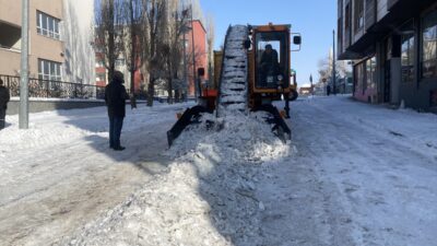 ARDAHAN (AA) – Ardahan'da belediye ekipleri, şehir merkezini kar ve