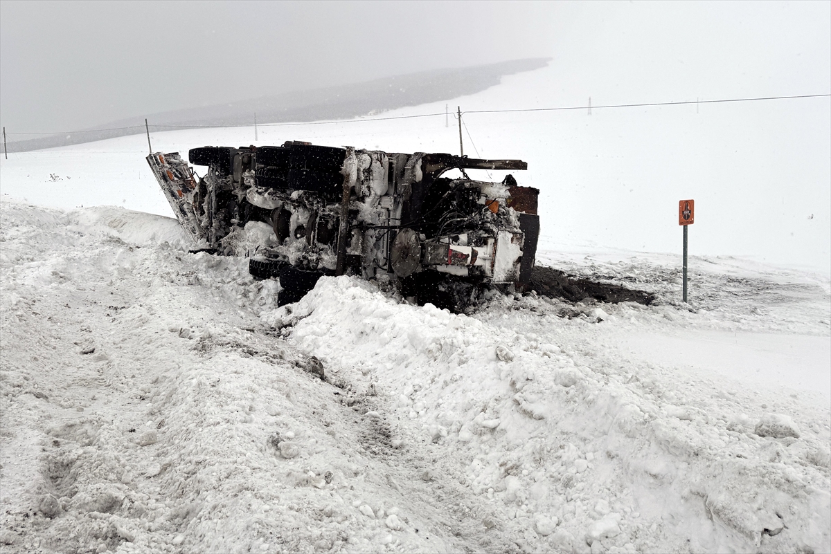 ARDAHAN (AA) – Ardahan'da, kar küreme ve tuzlama çalışması yapan