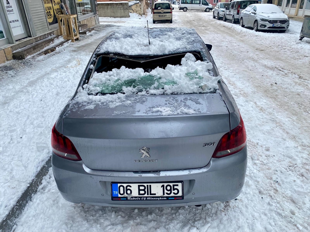 ARDAHAN (AA) – Ardahan'da çatıdan üzerine kar ve buz kütlesi