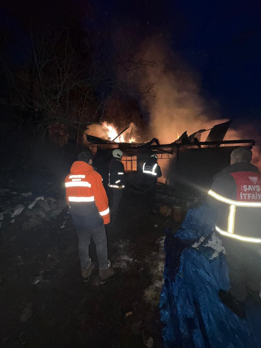 ARTVİN (AA) – Artvin'in Şavşat ilçesinde tek katlı ahşap ev