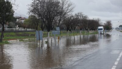 AYDIN (AA) – Aydın'ın İncirliova ilçesinde sağanak, yaşamı olumsuz etkiledi.