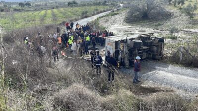 AYDIN (AA) – Aydın'ın Kuşadası ilçesinde kamyonun şarampole devrilmesi sonucu