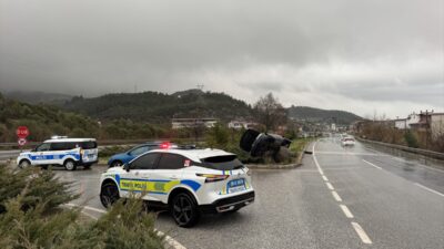 AYDIN (AA) – Aydın'ın Söke ilçesinde trafik ışığına çarpan otomobildeki