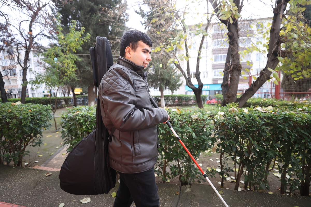 - Kırklareli'nin Lüleburgaz ilçesinde yaşayan görme engelli genç, Halk Eğitimi
