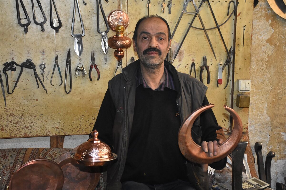 - Afyonkarahisar'ın Sandıklı ilçesinde 50 yıldır kardeşi ile çalışan bakır