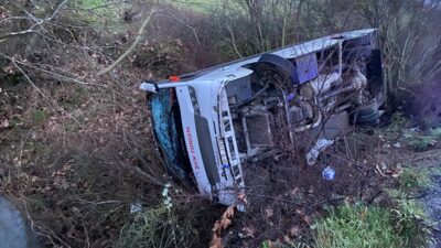 BALIKESİR (AA) – Balıkesir'in İvrindi ilçesinde, işçileri taşıyan midibüsün devrilmesi