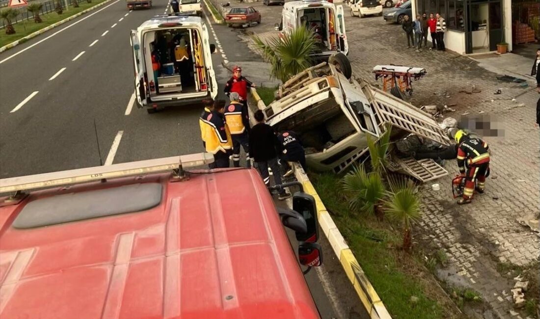BALIKESİR (AA) – Balıkesir'in Edremit ilçesinde kamyonetin devrilmesi sonucu 2