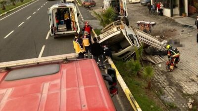 BALIKESİR (AA) – Balıkesir'in Edremit ilçesinde kamyonetin devrilmesi sonucu 2