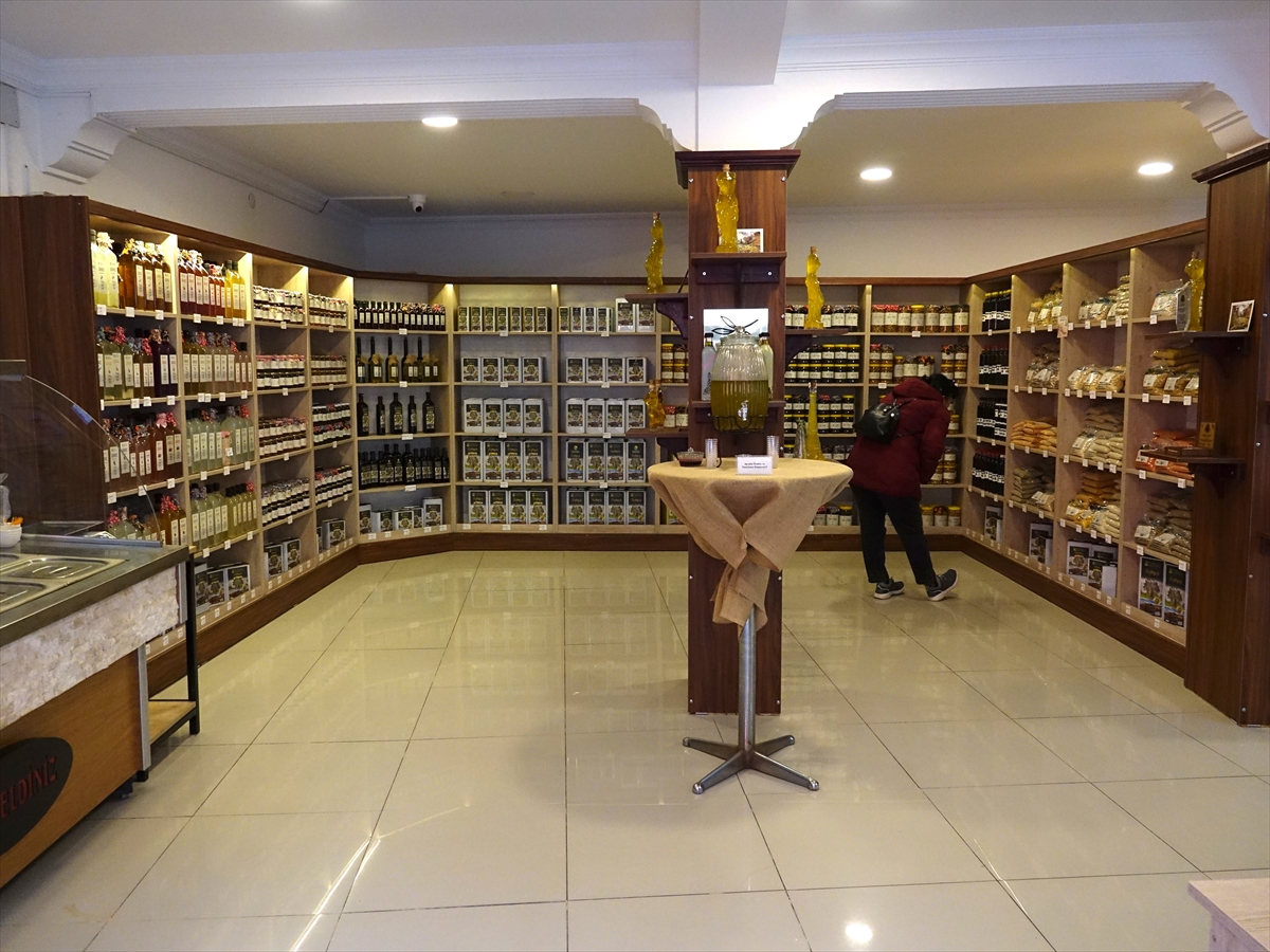 - Ayvalık Belediyesine ait bahçelerden toplanan zeytin, meyve ve sebzeler,