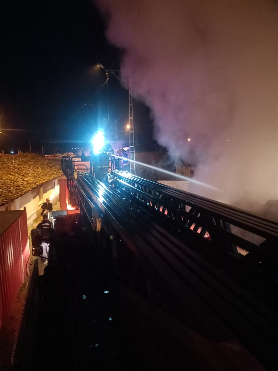 BALIKESİR (AA) – Balıkesir'in Manyas ilçesinde samanlıkta çıkan yangın ekiplerce