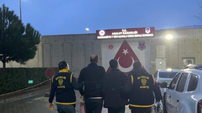 BALIKESİR (AA) – Balıkesir'in Ayvalık ilçesindeki telefon dolandırıcılığı operasyonunda gözaltına