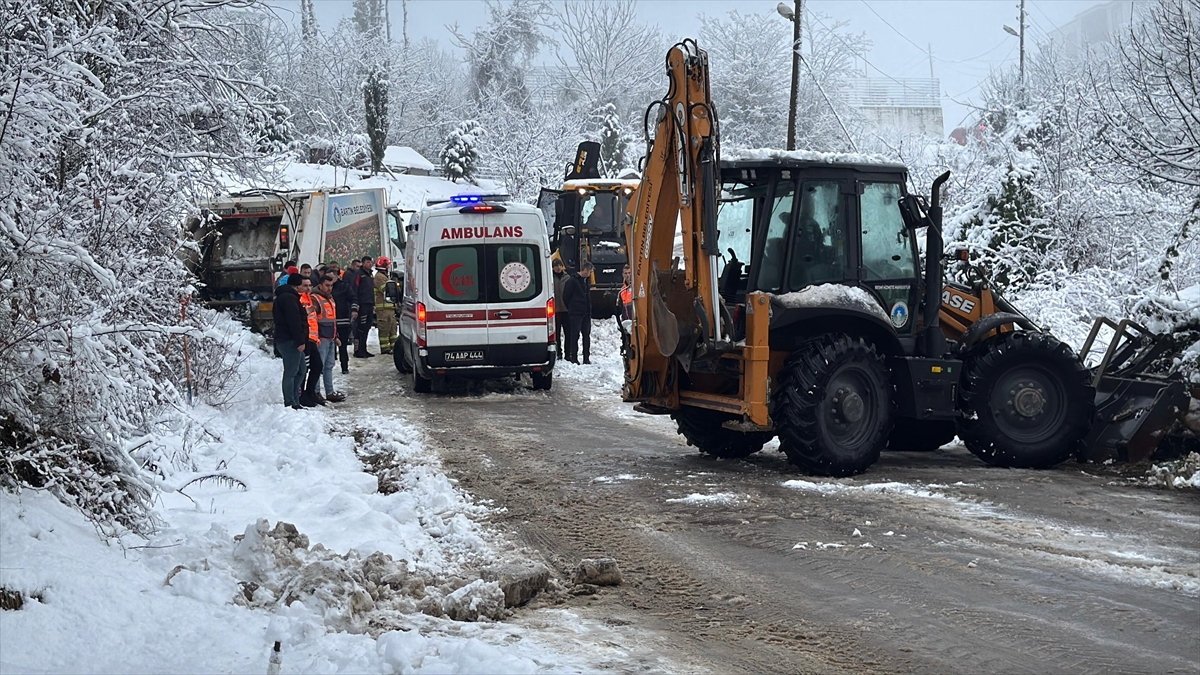 BARTIN (AA) – Bartın'da çöp kamyonu ile toprak yığını arasına