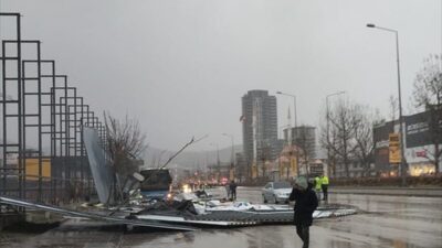 -Bazı ilçelerde rüzgarın etkisiyle savrulan çatı parçaları ve tabelalar maddi