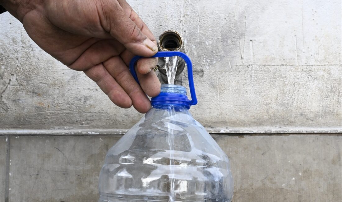 ANKARA (AA) – Ankara’nın Sincan ilçesinde, su kesintisi nedeniyle vatandaşlar