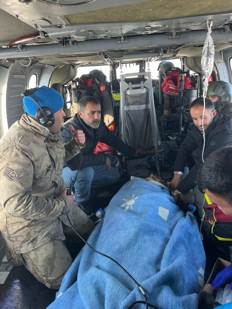 BATMAN (AA) – Batman'ın Gercüş ilçesinde kar nedeniyle yolu kapanan