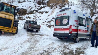 BATMAN (AA) – Batman'ın Sason ilçesinde kar yağışı nedeniyle yolu