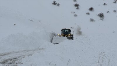 BAYBURT (AA) – Bayburt'ta çığ düşmesi nedeniyle kapanan köy yolunda