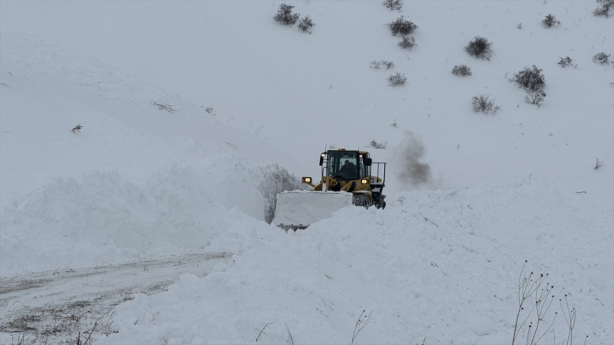 BAYBURT (AA) – Bayburt'ta çığ düşmesi nedeniyle kapanan köy yolunda
