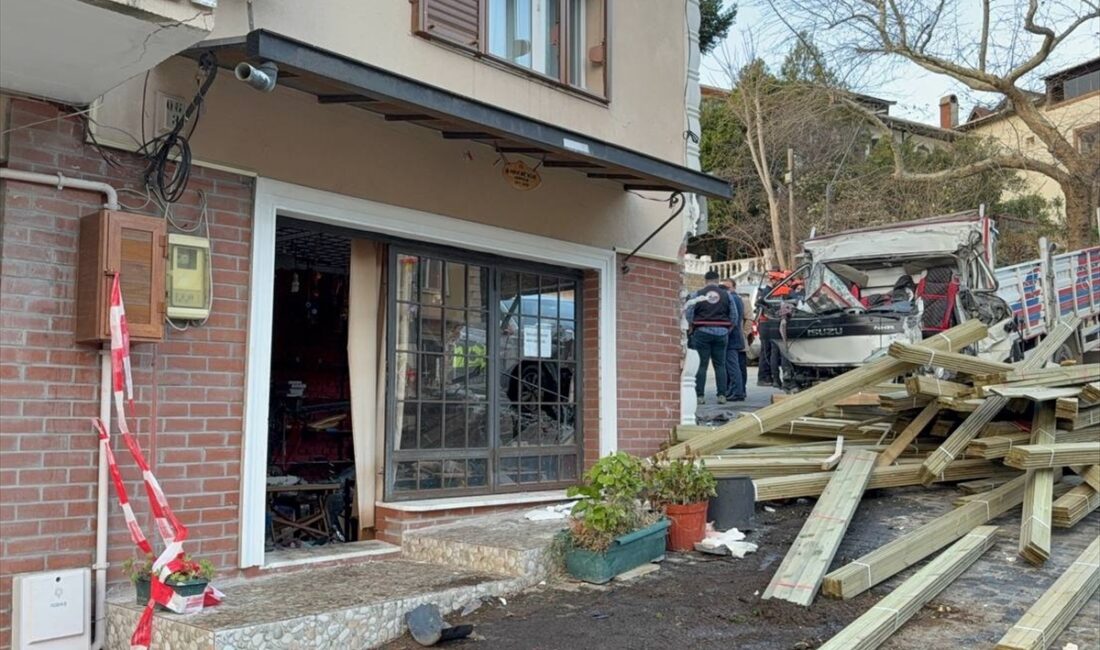 İSTANBUL (AA) – Beykoz'da, kontrolden çıkan kamyonun önce iki yayaya,