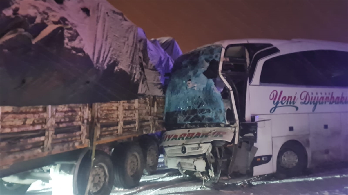 BİNGÖL (AA) – Bingöl'ün Karlıova ilçesinde yolcu otobüsü ile tırın