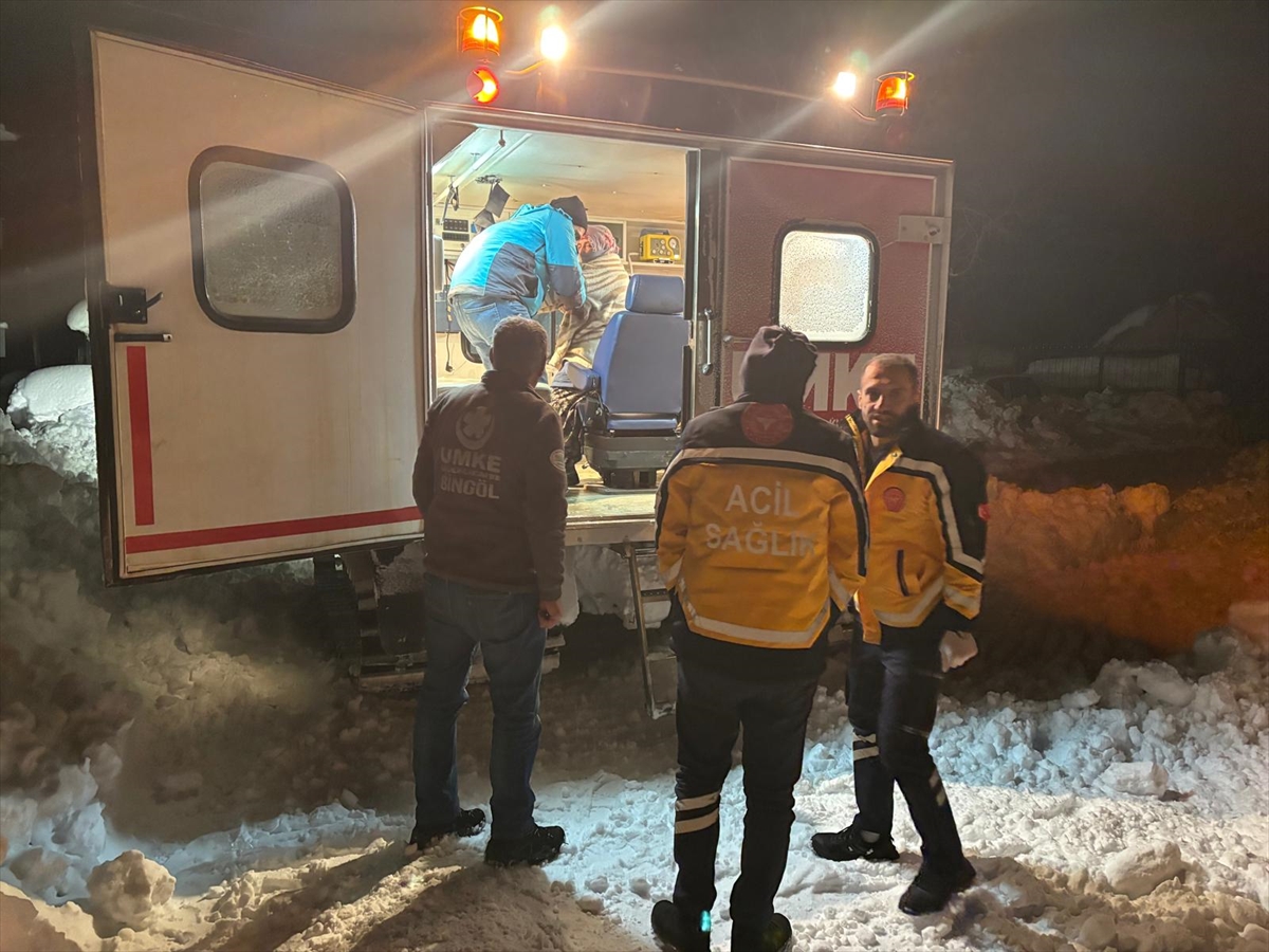 BİNGÖL (AA) – Bingöl'de yoğun kar yağışı ve tipi nedeniyle