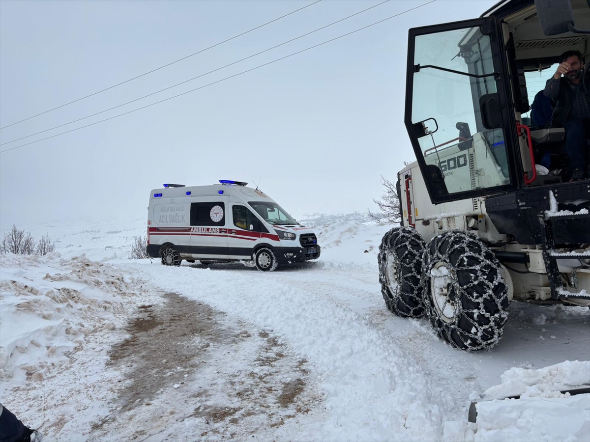 BİNGÖL (AA) – Bingöl'ün Solhan ilçesinde yoğun kar yağışı ve