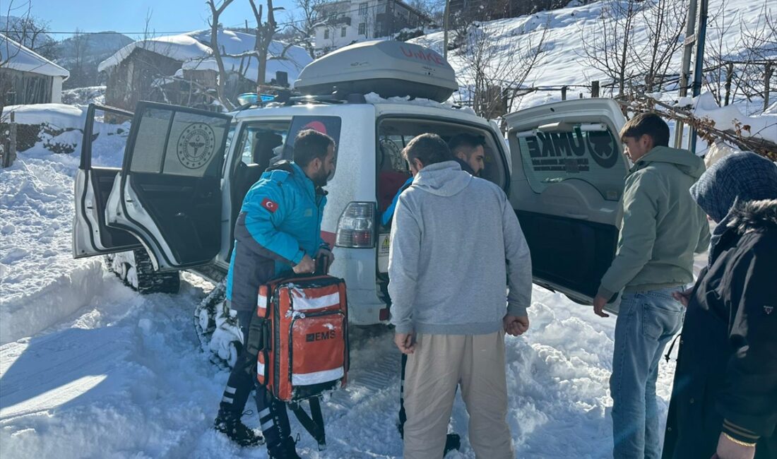 BİNGÖL (AA) – Bingöl'de kar nedeniyle yolu kapanan köyde rahatsızlanan