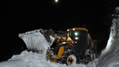 BİTLİS (AA) – Bitlis'in Hizan ilçesinde kar nedeniyle yolu kapanan