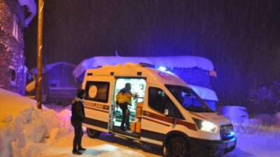 BİTLİS (AA) – Bitlis'in Hizan ilçesinde yolu kardan kapanan köyde