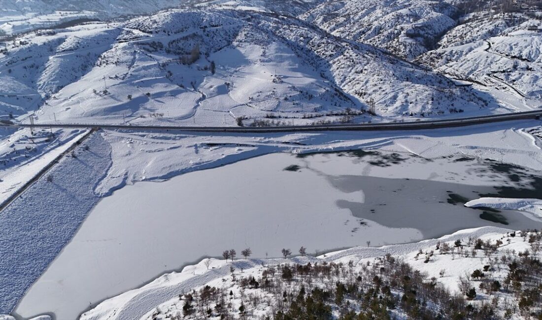 BİTLİS (AA) – Bitlis'in Hizan ilçesindeki Gayda Sulama Barajı, dondurucu