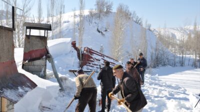 BİTLİS (AA) – Bitlis'in Hizan ilçesinde yoğun kar nedeniyle bir