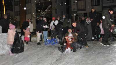 BİTLİS (AA) – Bitlis'in Hizan ilçesinde çocuklar, ebeveynleriyle mahalledeki yokuşlu