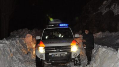 BİTLİS (AA) – Bitlis'in Hizan ilçesine yolu kardan kapanan köyde