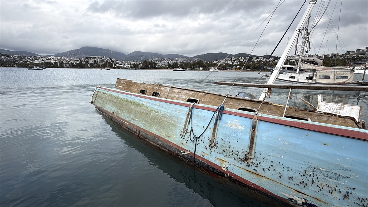 MUĞLA (AA) – Muğla'nın Bodrum ilçesinde bir tekne, kuvvetli rüzgar