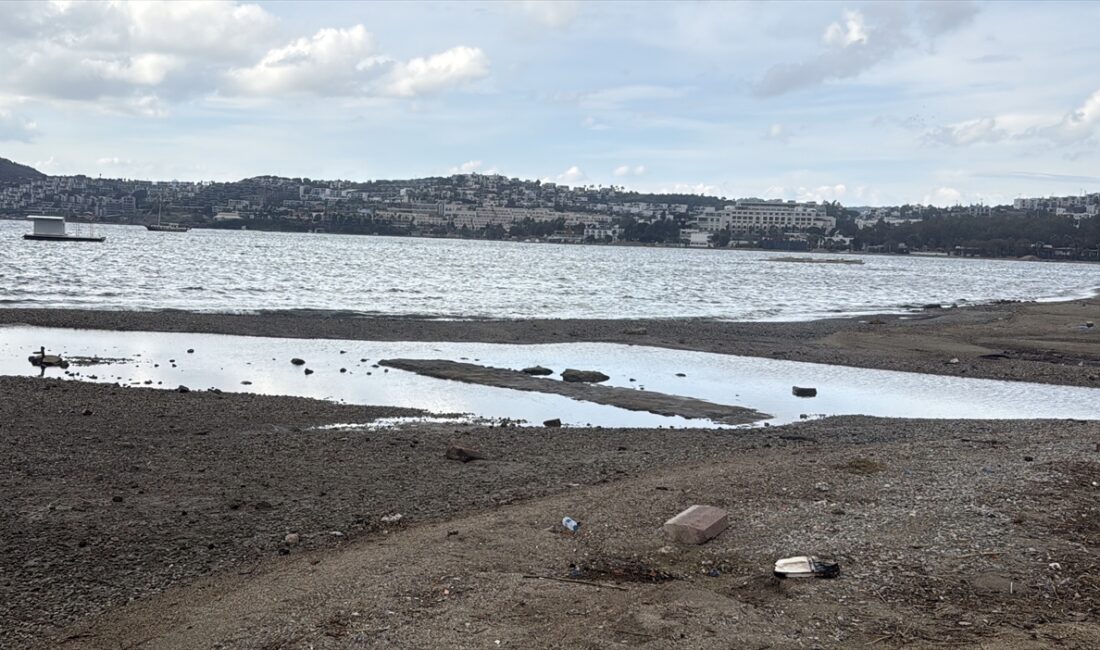 MUĞLA (AA) – Muğla'nın Bodrum ilçesinde deniz suyunda çekilme meydana