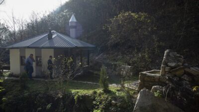 - Zenica'ya bağlı Pojske'de, seyahat halindeki insanların yol üzerinde ibadet