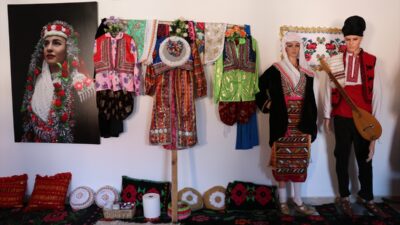 - Yaklaşık 3 bin 500 kişinin yaşadığı köyde, 4 bin