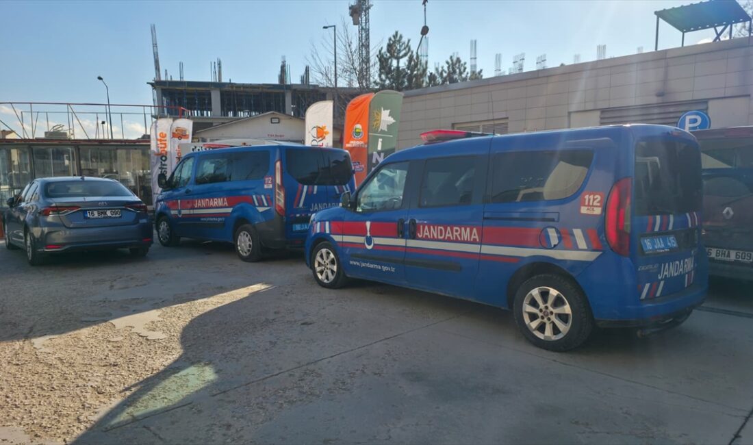 BURSA (AA) – Bursa'nın İnegöl ilçesinde cami önünde fenalaşan kişi,