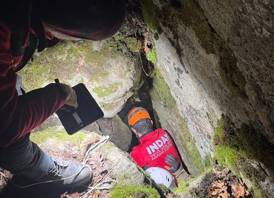 BURSA (AA) – Bursa'nın İnegöl ilçesinde kayalıkta mahsur kalan 2