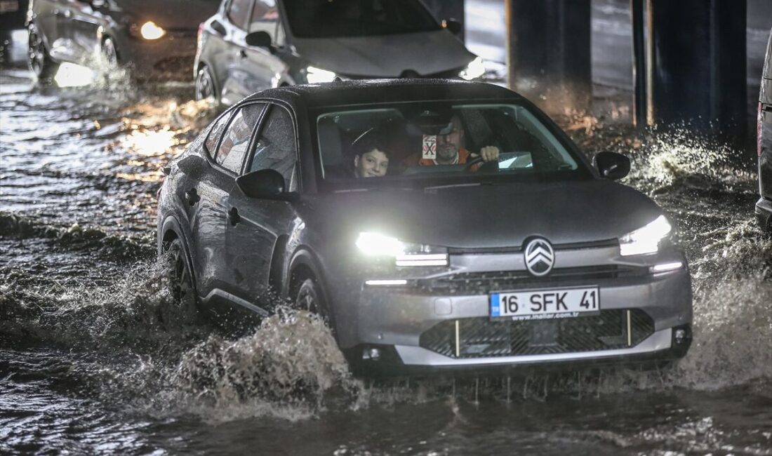 - Fırtına nedeniyle bazı ev ve iş yerlerinin çatıları uçtu,