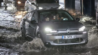 - Fırtına nedeniyle bazı ev ve iş yerlerinin çatıları uçtu,