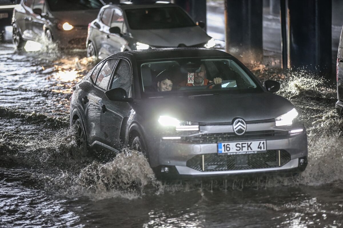 - Fırtına nedeniyle bazı ev ve iş yerlerinin çatıları uçtu,
