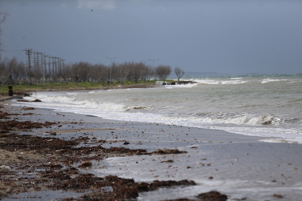 ÇANAKKALE (AA) – Çanakkale Boğazı'nda fırtına nedeniyle transit gemi trafiği,